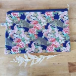 Grande trousse élégante en tissus japonais bleu marine avec des grues et des fleurs