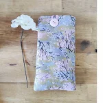 Etui à téléphone en tissu japonais dans des tons mauve, rose et doré