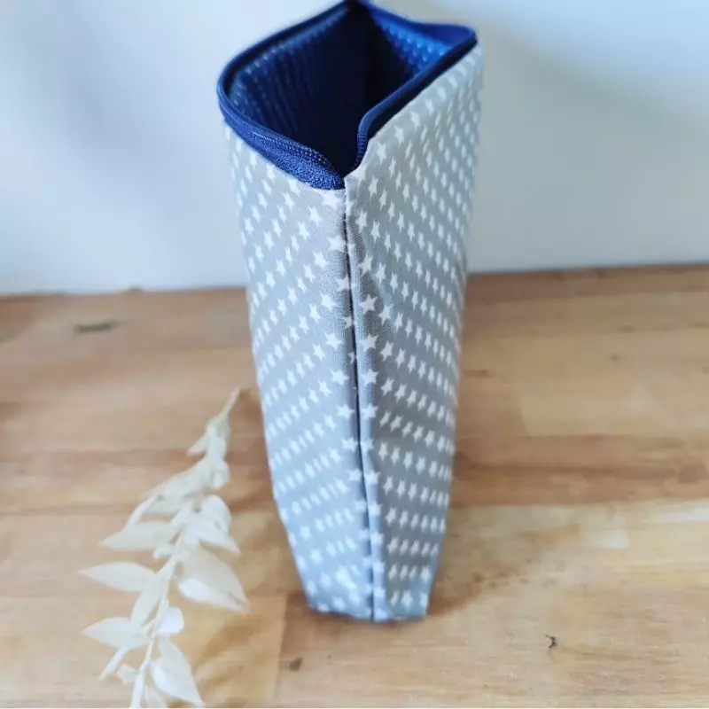 trousse de toilette grise de profil