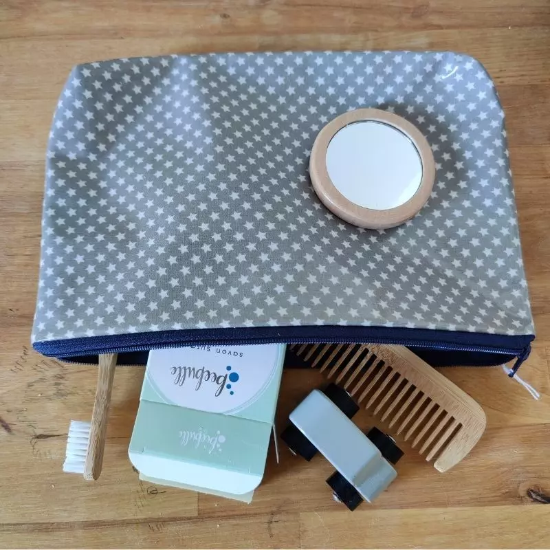 trousse remplie de toilette