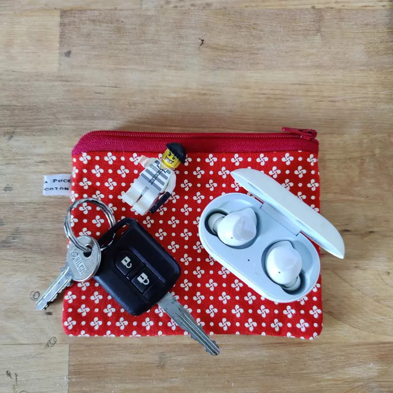 détail porte-monnaie basque rouge