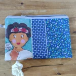 Grande trousse Ana avec un joli tissu fleuri bleu et des croix basques