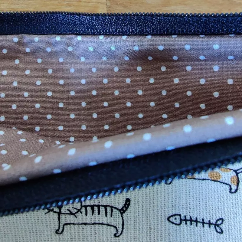 détails trousse d'école motifs chats
