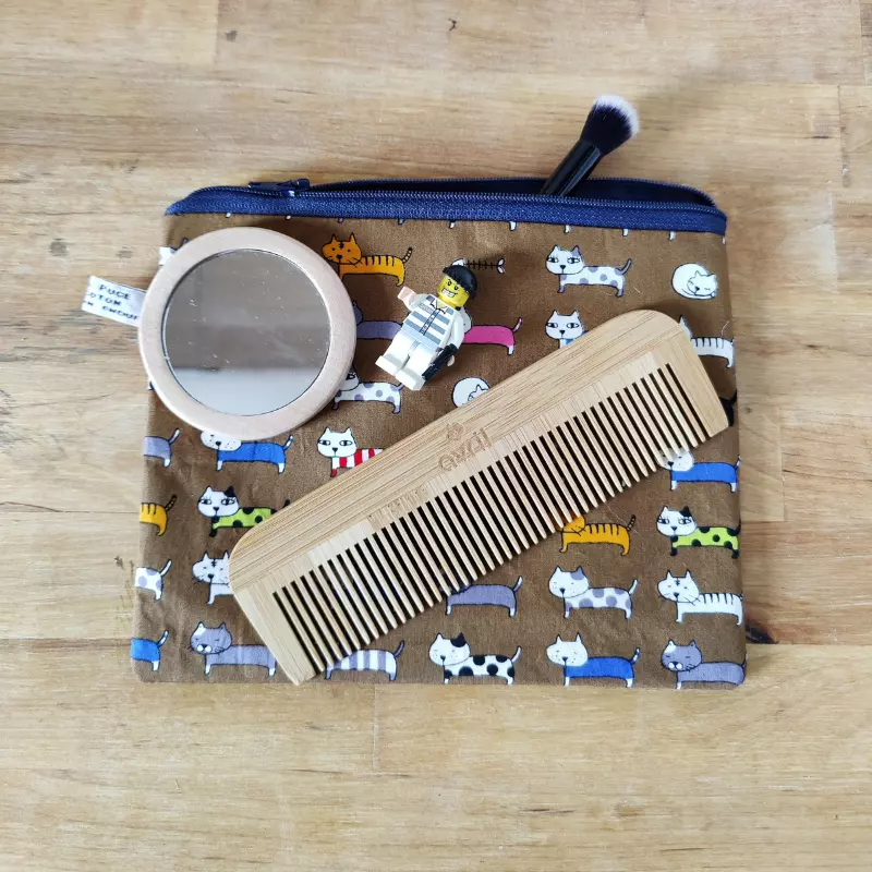 detail trousse avec des chats