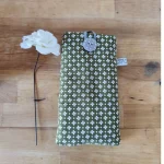 Etui à téléphone kaki avec des croix basques