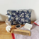 trousse de toilette imperméable bleue marine avec des fleurs